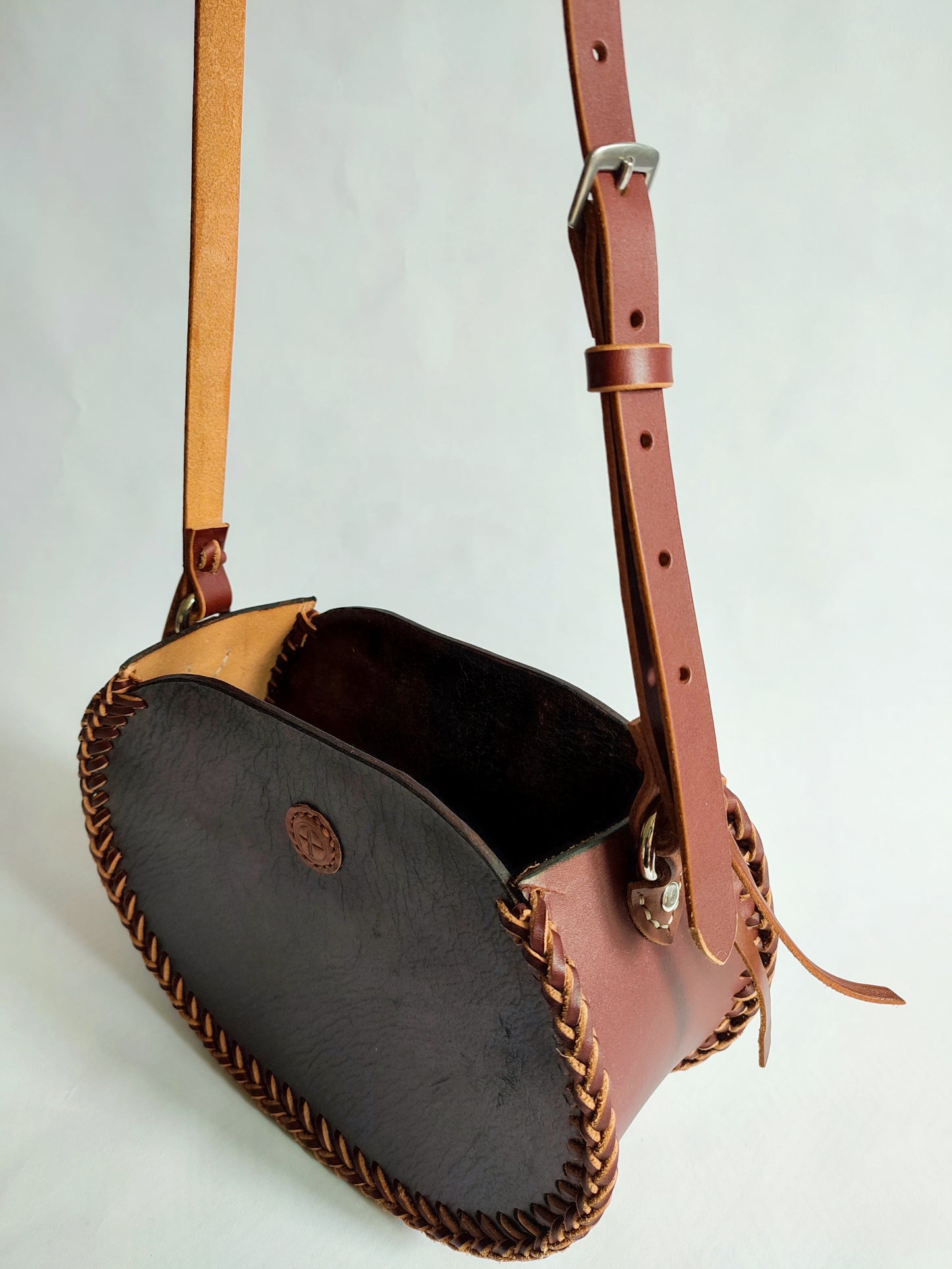 Le sac Oval tressé - Sacoche bandoulière fourre-tout - Cuir de selle recyclée
