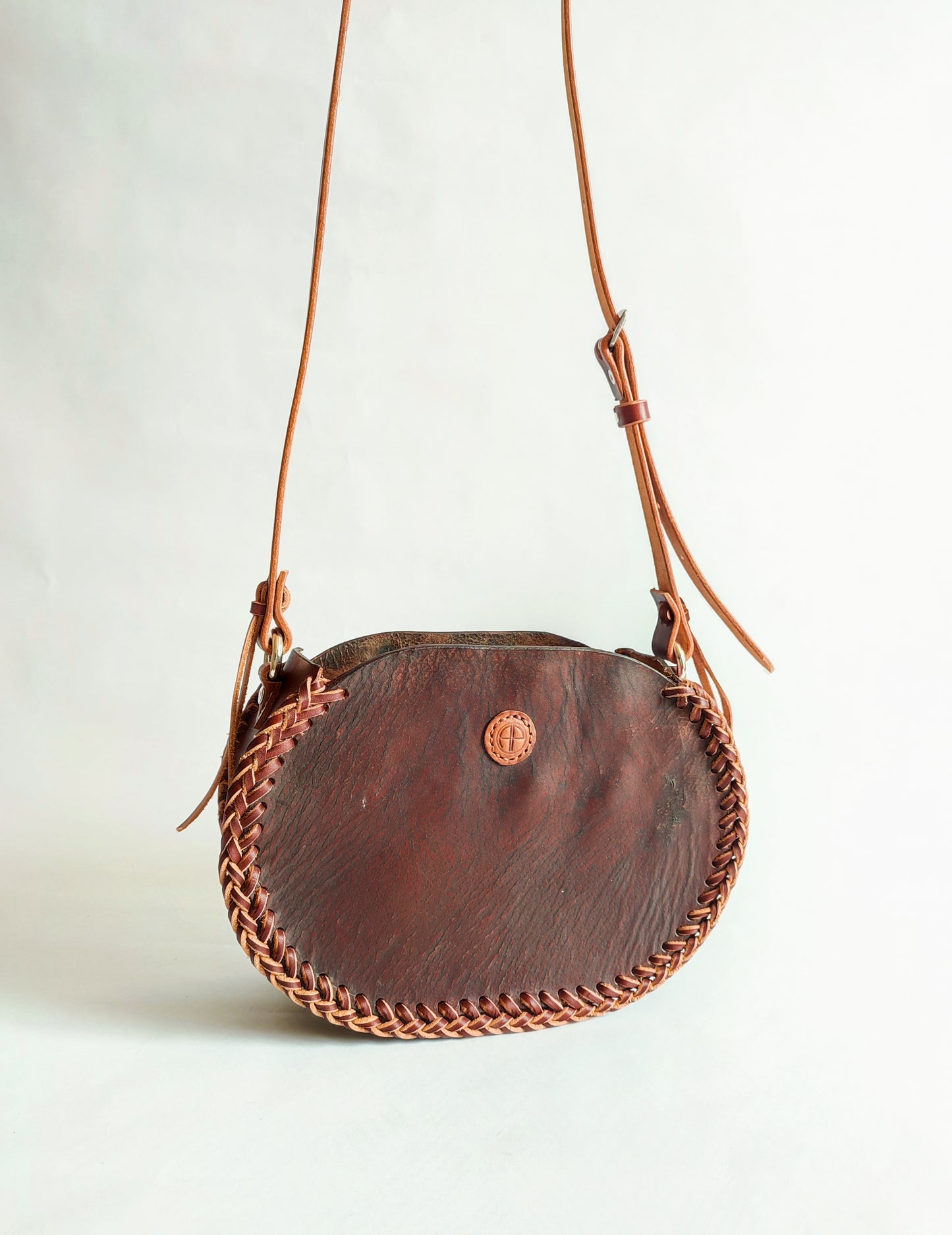 Le sac Oval tressé - Sacoche bandoulière fourre-tout - Cuir de selle recyclée