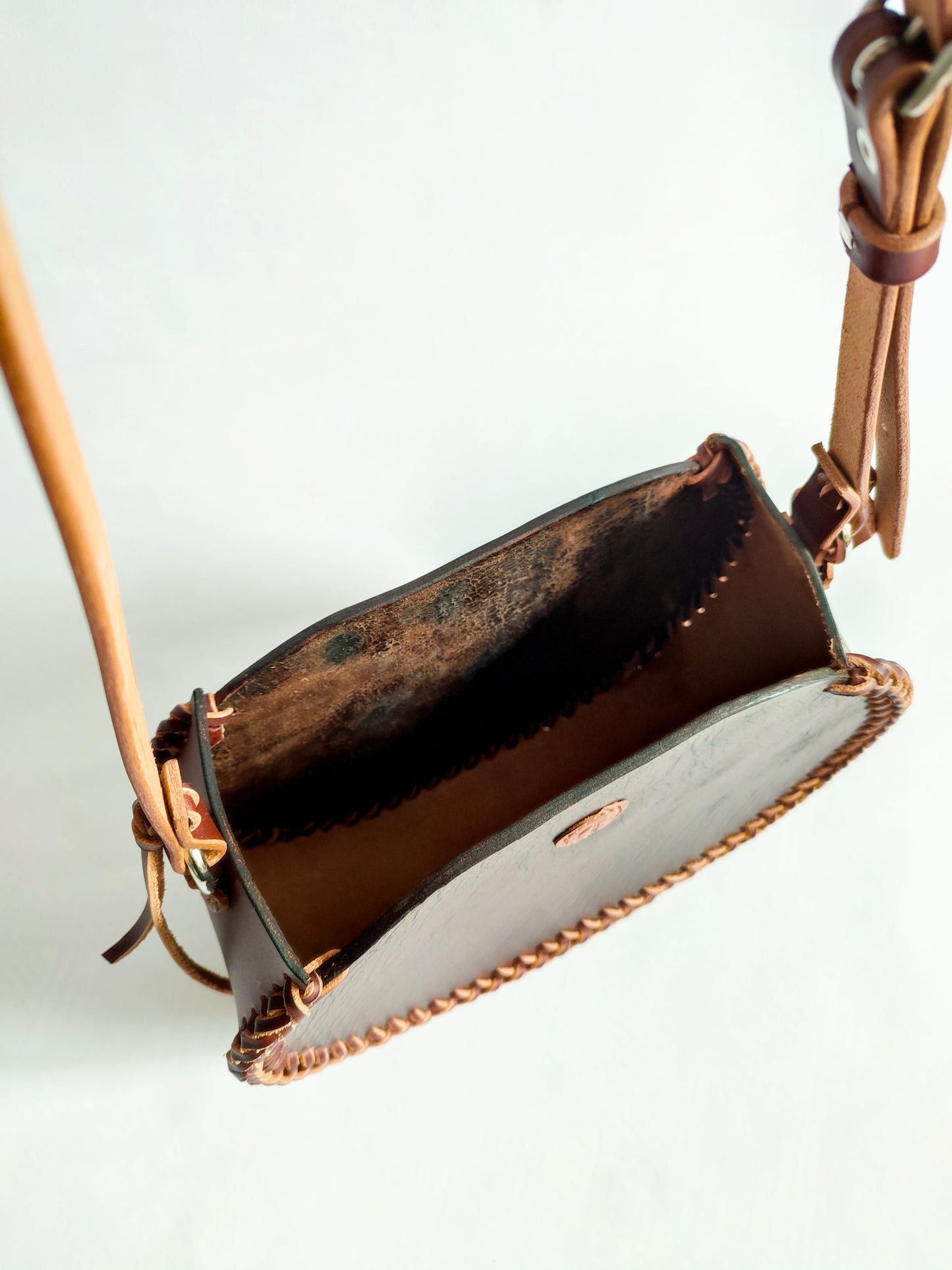 Le sac Oval tressé - Sacoche bandoulière fourre-tout - Cuir de selle recyclée