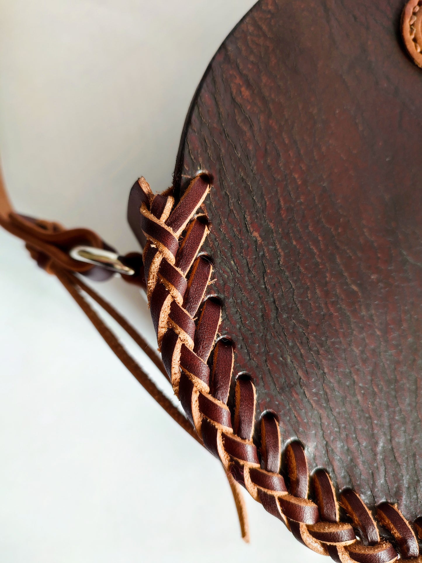 Le sac Oval tressé - Sacoche bandoulière fourre-tout - Cuir de selle recyclée