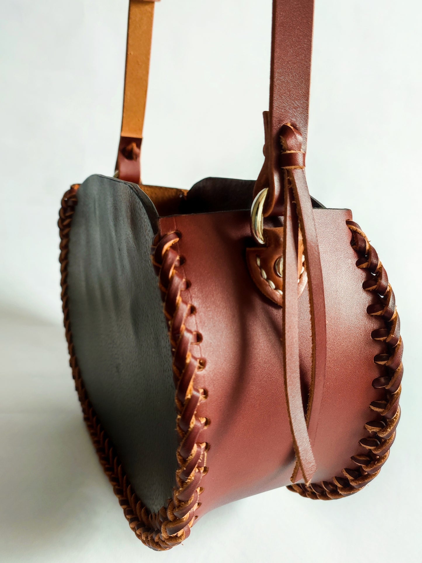 Le sac Oval tressé - Sacoche bandoulière fourre-tout - Cuir de selle recyclée
