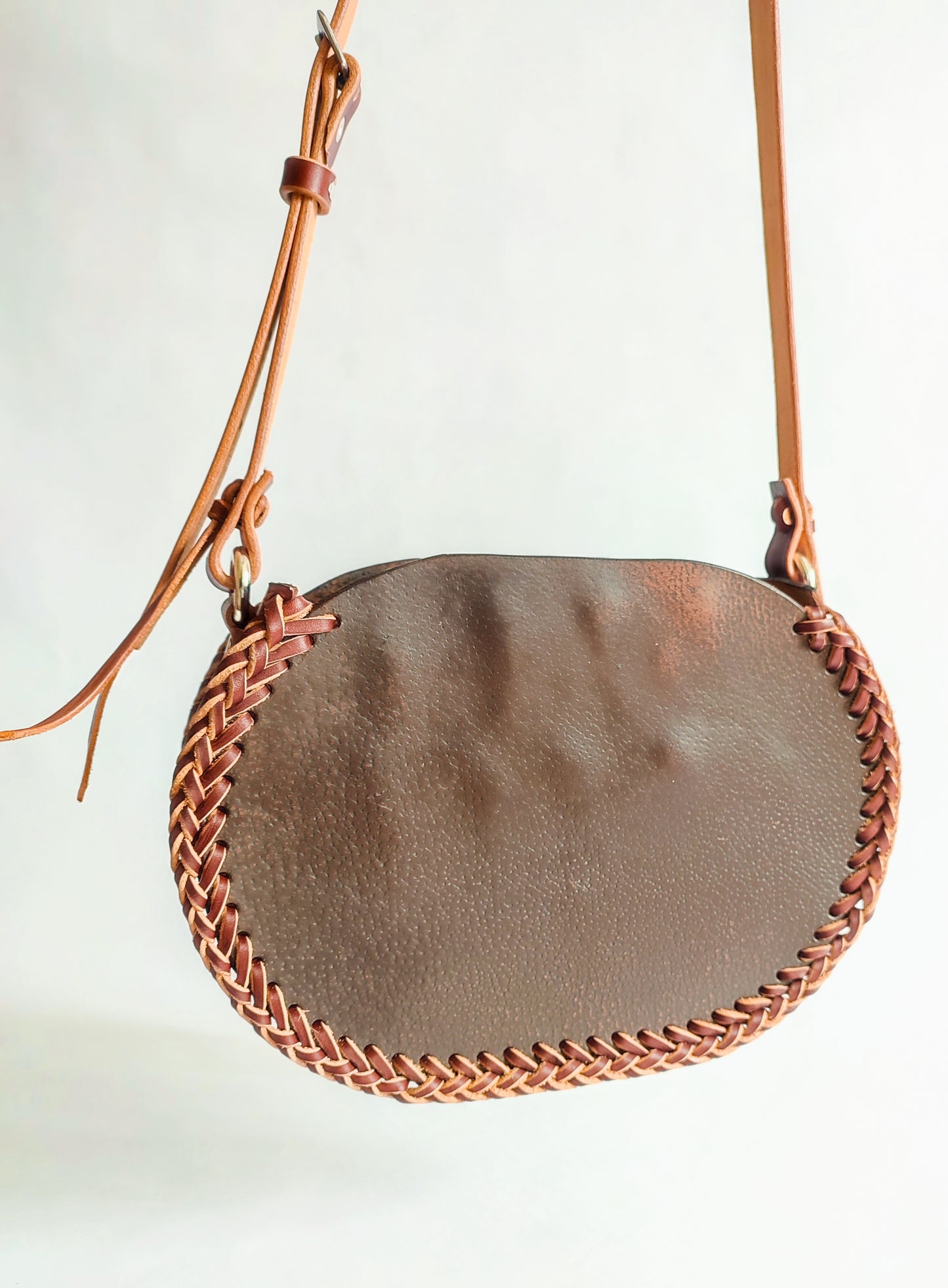 Le sac Oval tressé - Sacoche bandoulière fourre-tout - Cuir de selle recyclée