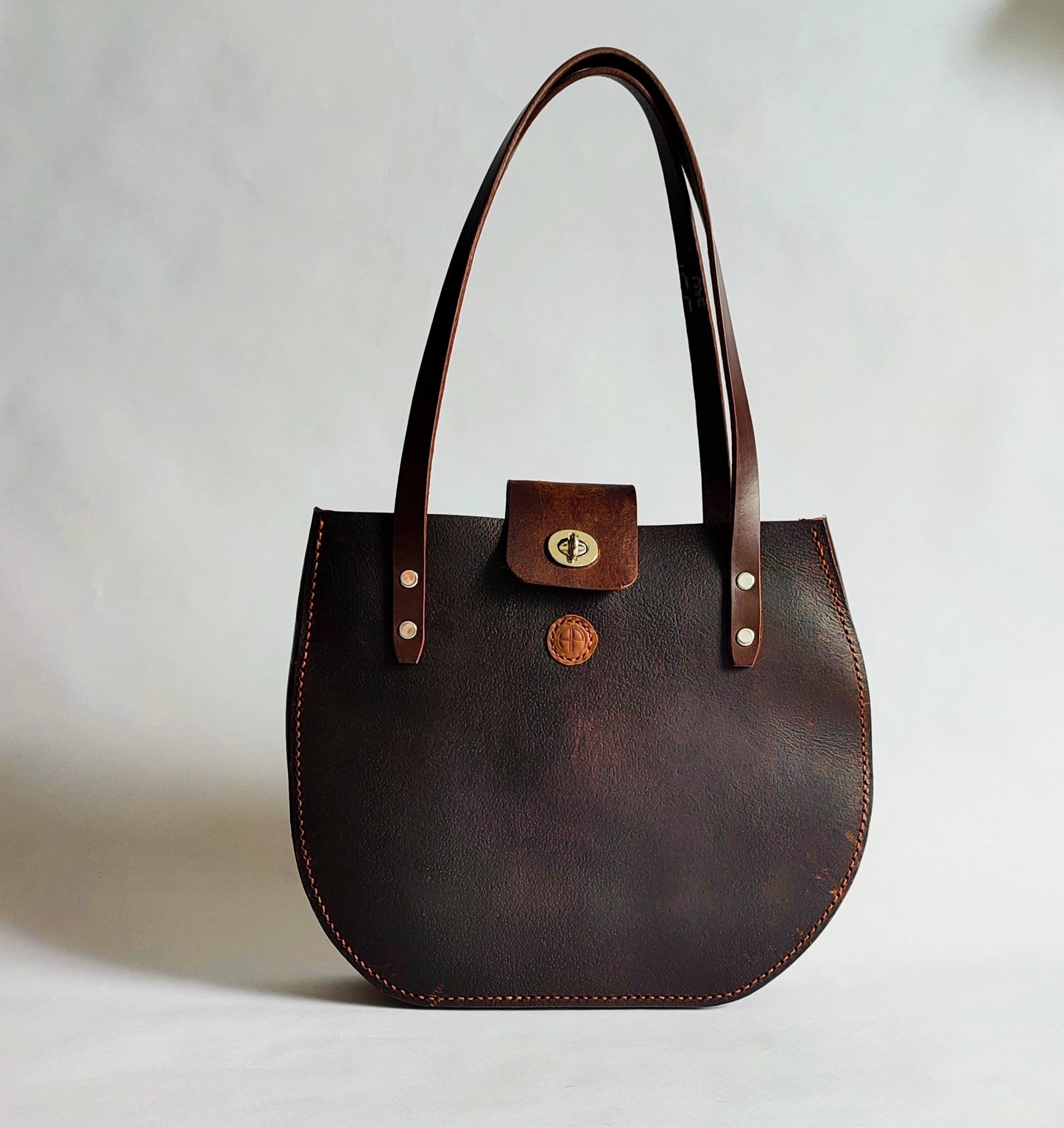 Sac à main marron en cuir recyclé - Quartier de selle d'équitation - style fourre-tout, tote bag.