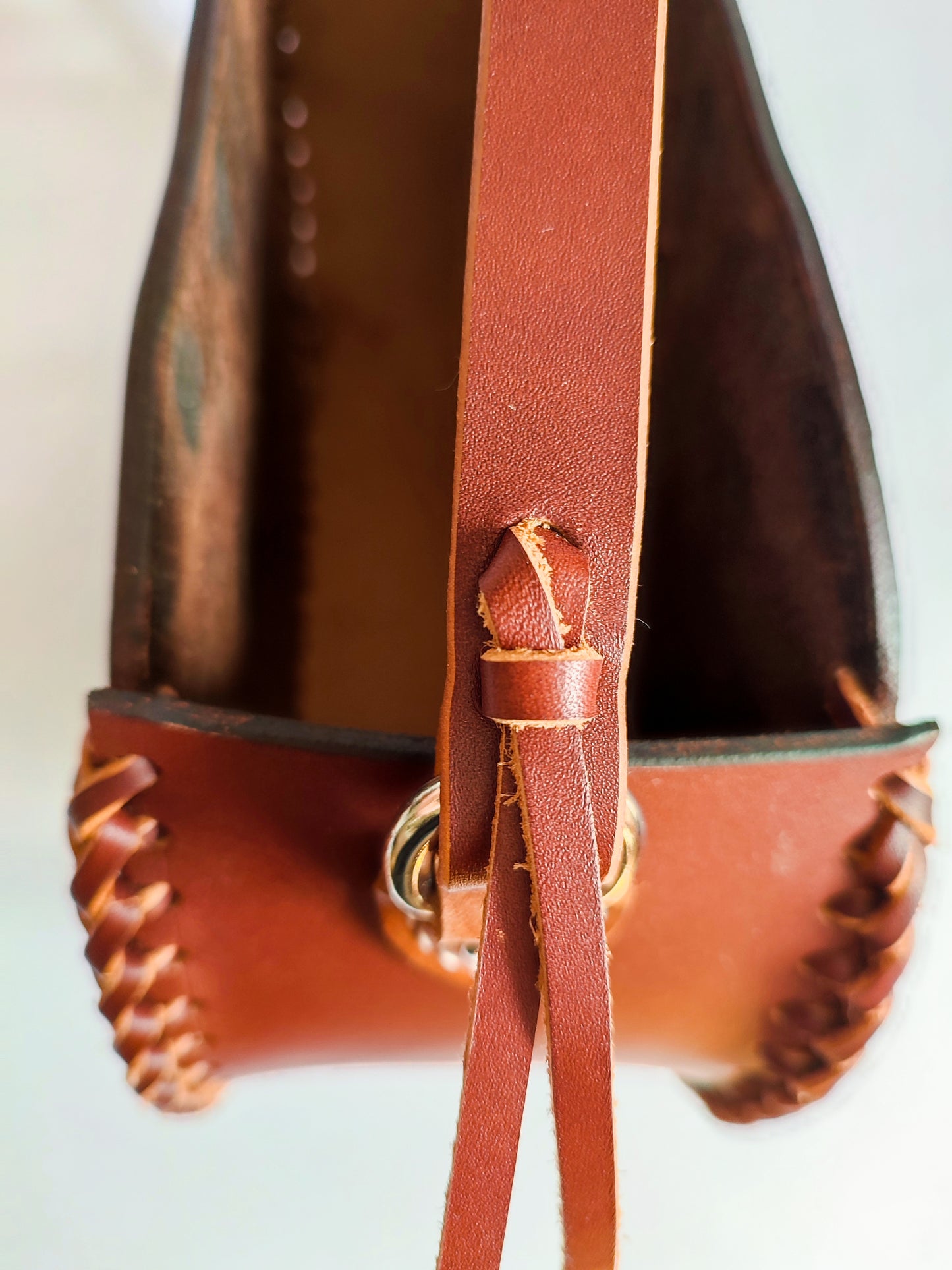 Le sac Oval tressé - Sacoche bandoulière fourre-tout - Cuir de selle recyclée