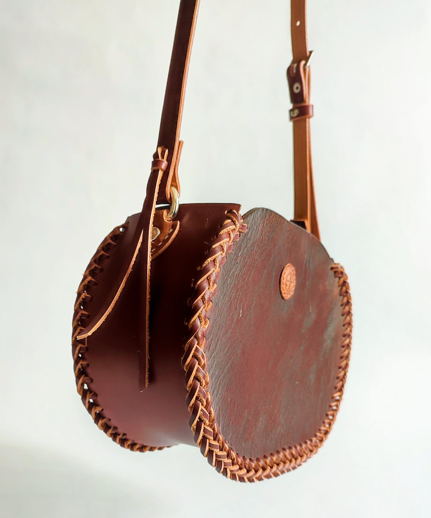 Le sac Oval tressé - Sacoche bandoulière fourre-tout - Cuir de selle recyclée