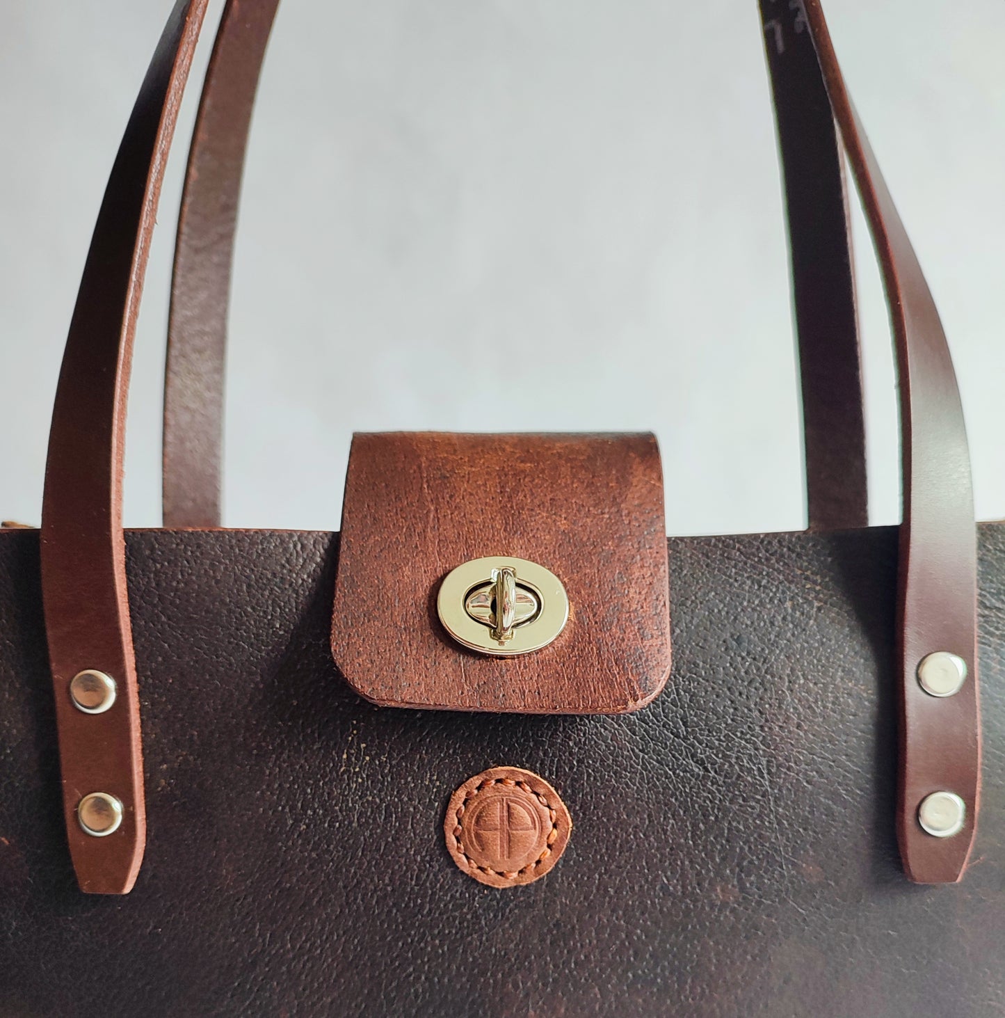 Sac à main marron en cuir recyclé - Quartier de selle d'équitation - style fourre-tout, tote bag.